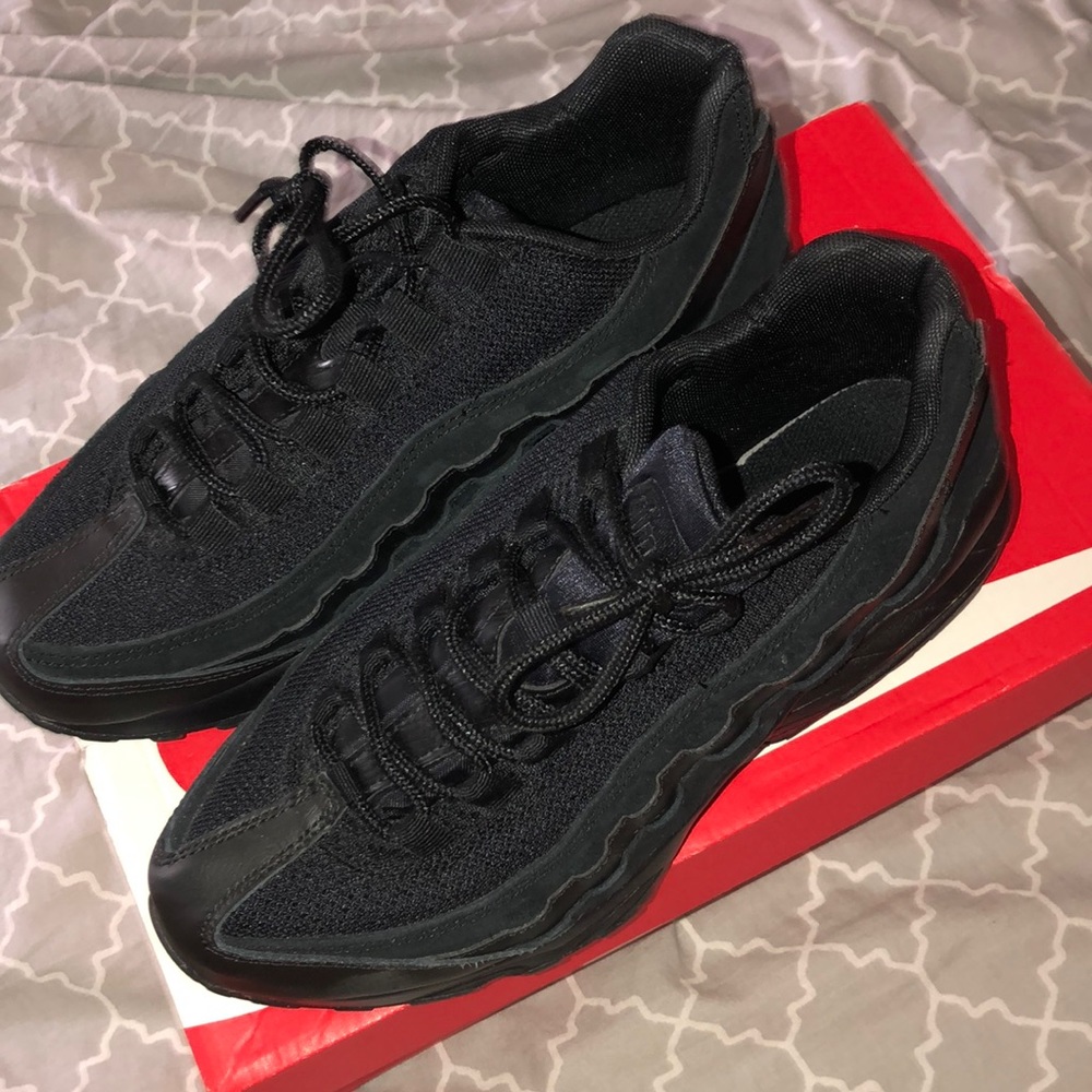 nike air max ALL BLACK. size 7GS =9W/7M